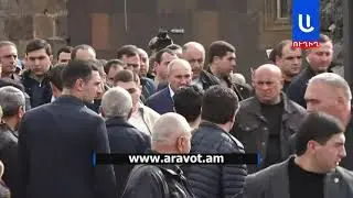 Կեղծ պատարագն ավարտվեց. ծափերով դիմավորեցին, ծափերով էլ ճանապարհեցին Փաշինյանին
