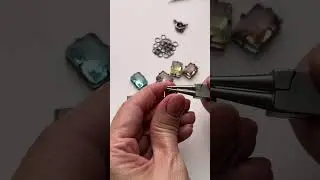 PULSEIRA SEMIJOIA COM CAIXAS E CRISTAIS NO FORMATO BAGUETE