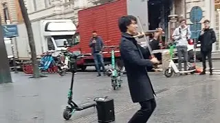 Ragazzo,suona a Roma ed &egrave; bravissimo...