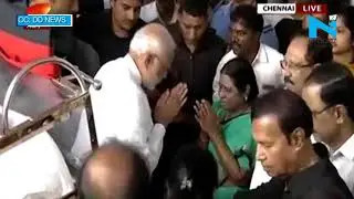 PM Modi pays tribute to Karunanidhi at Rajaji Hall