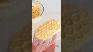 How to - Honeycomb Royal Icing Sugar Cookies Part One | #cookiedecorating