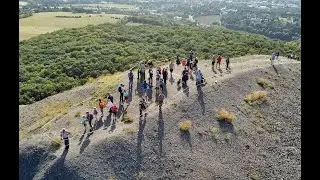 Schlangestehen f&uuml;r die Besteigung der Abraumhalde &bdquo;Hohe Linde&ldquo; in Sangerhausen
