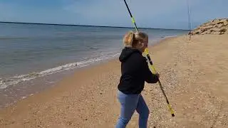 Pesca surfcasting en playa de mazagon, huelva.