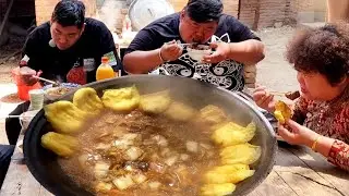 Брат Хоу сварил горшок с тушеным мясом, мама и папа с радостью едят!