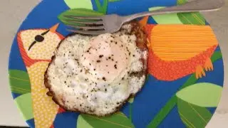 How to make a sunny side up egg #yummy #egg #snacks 