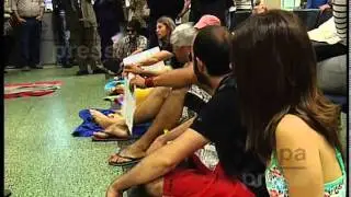 'Indignados' en bañador en el INEM de Gijón