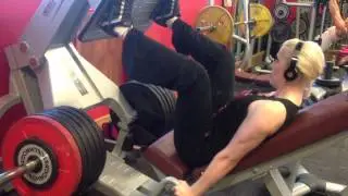 Bronwyn Taylor, 16, leg presses 260kgs x3