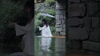 Ink-like landscapes, green water, rafts and beautiful Chinese girls