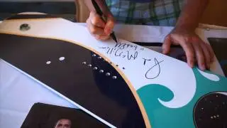 Aaron Douglas and Paul McGillion getting cheeky at HawaiiCon