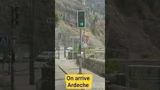 &ccedil;a y est on arrive en ardeche! pr&egrave;s du fleuve et pr&egrave;s d'une piste cyclable pour aller au village.