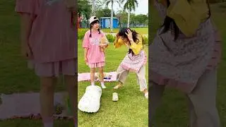 SC - Mom is a GENIUS! 🧠🎒 Giant Crocs Picnic Bag Hack! 😱🐊 [Silly Couple] #shorts