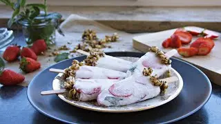Eis-Rezept: Erdbeer-Popsicles mit Minze, Kokos und pfeffrigem Granola | Miomente