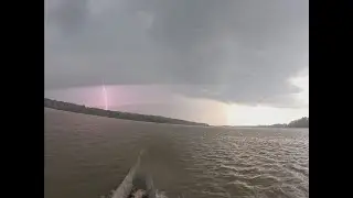 NO HAGAS ESTO: Pesca con Atarraya en Plena Tormenta - ¡Rayos Peligrosos!