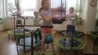 Pred&scaron;kol&aacute;ci cvičia jumping :)