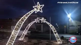 V&aacute;rzea do Po&ccedil;o.  A pra&ccedil;a principal ganhou vida com as luzes, cores e encanto do natal.