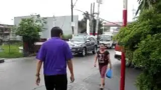 Roilo Golez, walking on Rodriguez Avenue, San Agustin, Bgy Moonwalk 18 June 2009 part 3
