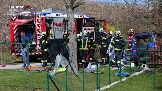 Auto bei Unfall in Pennewang frontal gegen Hausmauer gekracht