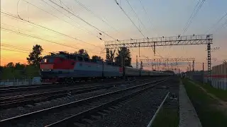 Электровоз ЧС7-229 с пассажирским поездом проходит станцию Щербинка МскЖД в область, 18/07/2025.