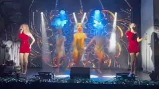 Show me how u burlesque. Zroom. Dubai