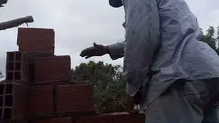 Didi pedreiro mostrando suas técnicas na construção 
