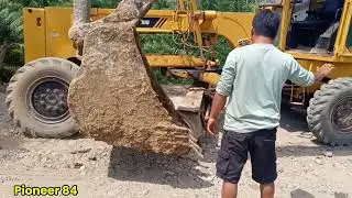 Aktivitas terkendala‼️Bagian pisau greder rusak, excavator langsung merapat dan membantu