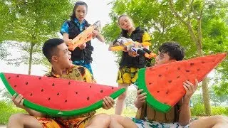 Nerf War: Couple Idiots Nerf Guns Two Girl Create APPLE FRUITS BATTLE