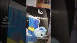Pok&eacute;mon Trading Card Tin Opening