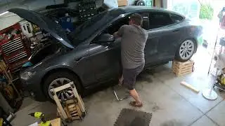 Tesla Model S Battery Pack Removal Time-Lapse