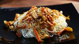Noodles cu legume și pui