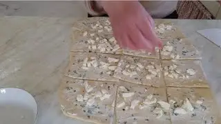 Pan bauletto  alla  crema  d'aglio e altri aromi.