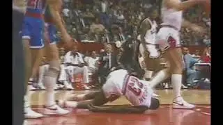 Rookie Michael Jordan&rsquo;s first NBA dunk attempt goes wrong vs Bullets' Ruland (1984 Bulls debut).