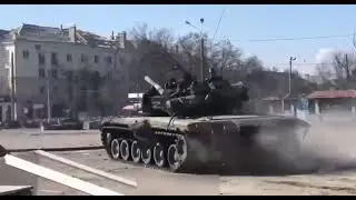 🤯 Amazing tank driving technique exhibited by a Russian T-80 in Mariupol 😨