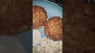 Домашние крабовые котлеты, равиоли с крабом, тортеллини с колбасой и домашний соус Альфредо.