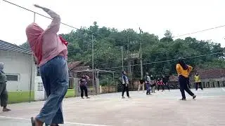 Semengat voli itu ketika ada penyemangatnya #emakemakvoli #volisore