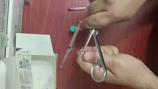 1لما بنتك تكون تعبانة وتخديها عند دكتور ويعطيها ابرة غصب عنها 💉