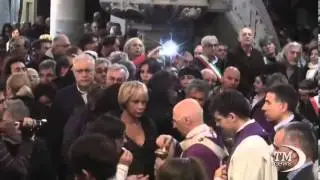 Funerali di Don Gallo, Bagnasco d&agrave; comunione a Luxuria  VideoDoc. L'ex parlamentare- -Ci ha accolto