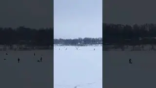 Рыбаки уже сидят. Рыбинск. Волга. Зимняя рыбалка. Ярославская область.