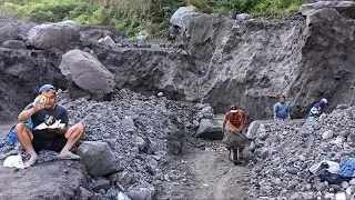 Manual sand miner, the process of collecting black sand