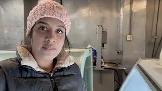 Покупка утки на Либерти-авеню, Квинс, Нью-Йорк.