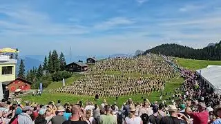 Weltrekord des grössten Alphorn-Ensembles auf der Klewenalp!