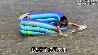 小舅子喝醉，姐夫用充气床把小舅子推河里飘走，舅子醒来彻底懵了#原创搞笑