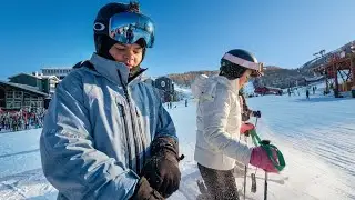 Джек учит свою новую девушку кататься на лыжах.