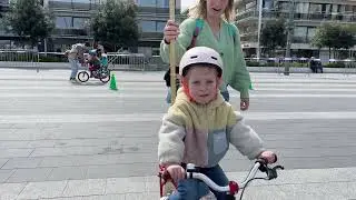 Leven aan de kust: Kleuters leren fietsen ....