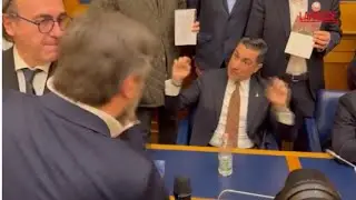 Conferenza di estrema destra alla Camera, lite a colpi di insulti: «Sei cretino», «E tu stupido»