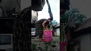 jemur pakaian, inilah pekerjaan Mak Nabil setiap hari.