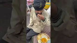 Garibon ka zindagi kora kagaz ki tara🥹 #humanity #sad #mother #shorts #food #help #share #love