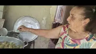 Fazendo  doce  de figos.