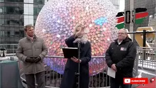 NEW YORK - Final crystal installed on &lsquo;Constellation Ball&rsquo; in Times Square ahead of New Year