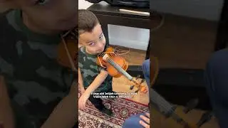 Трёхлетний малыш учится держать скрипку | Джелия Диас