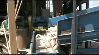 WSM High Torque Horizontal Grinder with Vibrating Dump Table.mp4